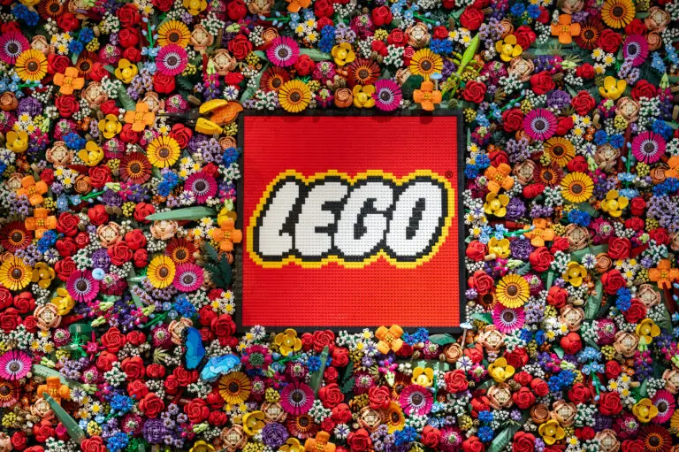 Il logo dell'azienda leggo composto dagli stessi celebri mattoncini che l'hanno resa famosa.